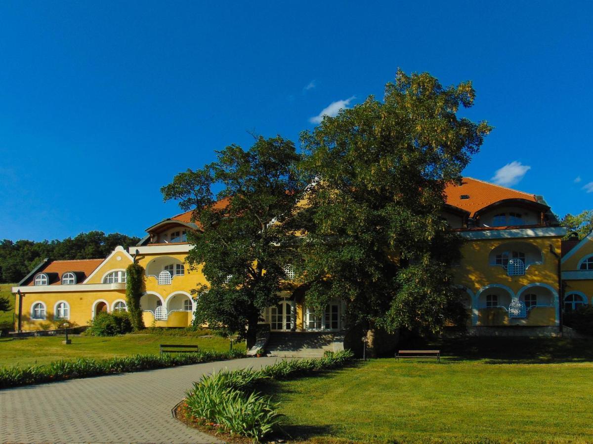 Cseri Kastélyszálló Tótvázsony Exterior foto
